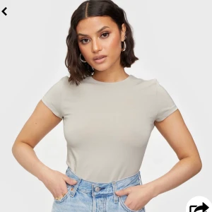 ⚡️Basic beige T-shirt/ Topp⚡️ - Skit snygg beige t-shirt/ topp från Nelly som är perfekt längd och passar t allt speciellt i sommar
