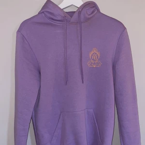Lila hoodie med tryck back  - Det är en lila hoodie med orm tryck på ryggen. Den är väldigt skön och har använt den Max 2 gånger. Hör av er om ni är intresserade eller om ni vill se fler bilder på tröjan 