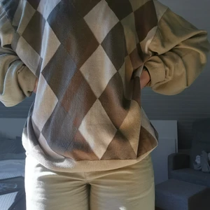 Rutig oversized sweatshirt  - Jag säljer nu denna trendiga beigerutiga oversized sweatshirten, då den tyvärr inte kommer till användning längre. Köpte denna tröja secondhand men är ändå i fint skick. Den är i storlek xxl och har en snygg oversized passform. Skicka för fler bilder! 