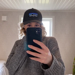 Patagonia Trucker Keps - Snygg mörkgrå patagoniakeps! Justerbar storlek. Använd en gång! Kan självklart posta, men jag behöver kolla upp fraktkostnaden.