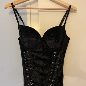 Korsett 100 kr - Jättesöt korsett behöver pengar så måste sälja.          Passar s/m