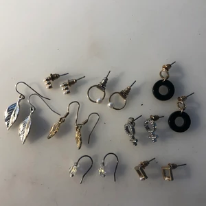 Örhängen - Säljer örhängen, fint skick, kommer göra rent allt innan jag skickar det. 8 par