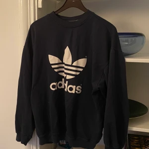 Vintage Adidas crewneck - Snygg vintage adidas crewneck. Storlek: står ej men sitter som Medium. Skick: 7-8/10 för åldern.