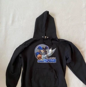 Svart Hoodie MJC Pirates - Svart Hoodie MJC Pirates. Fläck längst ner på magen (se bild)