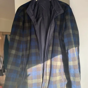Jacka  - En jacka som jag köpt second hand men jag har aldrig använt den. Står inget märke. Jag skulle säga att den är M/L, är oversized på mig som är S ish. Två fickor ute och två innerfickor. Kom med prisförslag, om det är många intresserade så vinner högsta bud☺️