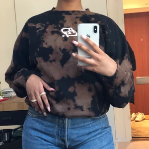 PLT crewneck - Crewneck tröja från PLT. För liten för min smak, storlek S. Den är brun/svart i tiedye mönster. 💕 Använd 1 gång 🌱 