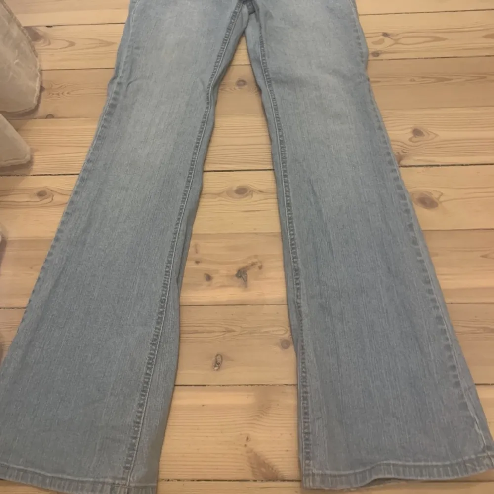 Coola vintage bootcut jeans som tyvärr blivit förstora för mig. Skulle säga att de passar någon som brukar bära s/m eller 27-28 i midjan. Även ca 5cm förlånga för mig som är 166. Jeans & Byxor.