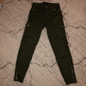 Mörkgröna jeans  - Högmidjade jeans från Bershka i strl 36. Passar strl XS/S.