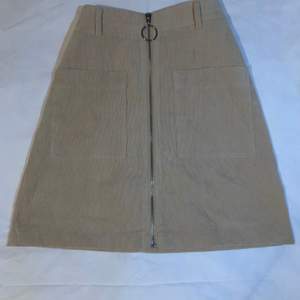 Oanvänd beige kjol, storlek XS, kan hämtas upp i halmstad men kan även fraktas men då står köparen för leveranskostnaden