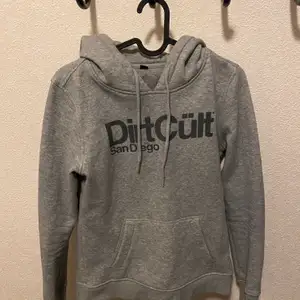 Dirtcült hoodie i storlek xs säljes nytvättad finns i ljungdalen annars står köparen för frakt 