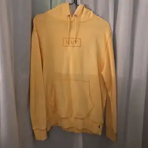 Snygg ljusgul hoodie från Huf (frakt kostar 66kr och är spårbart)