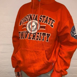 Virginia State Vintage Hoodie  - Vi säljer denna orangea Virginia State hoodie med tryck på framsidan och på vänster arm. Priset är 299kr.  Storleken är L men passar M/L. Personen på bilden är 165 och brukar ha på sig M. Lite fläckar på fickan och på luvan vi. Vi skickar bild vid intresse av köp. Kontakta oss på Plick eller vår Instagram @wanderetro. Om flera visar intresse blir det budgivning. Köparen står för spårbar frakt på 66kr. 🤍