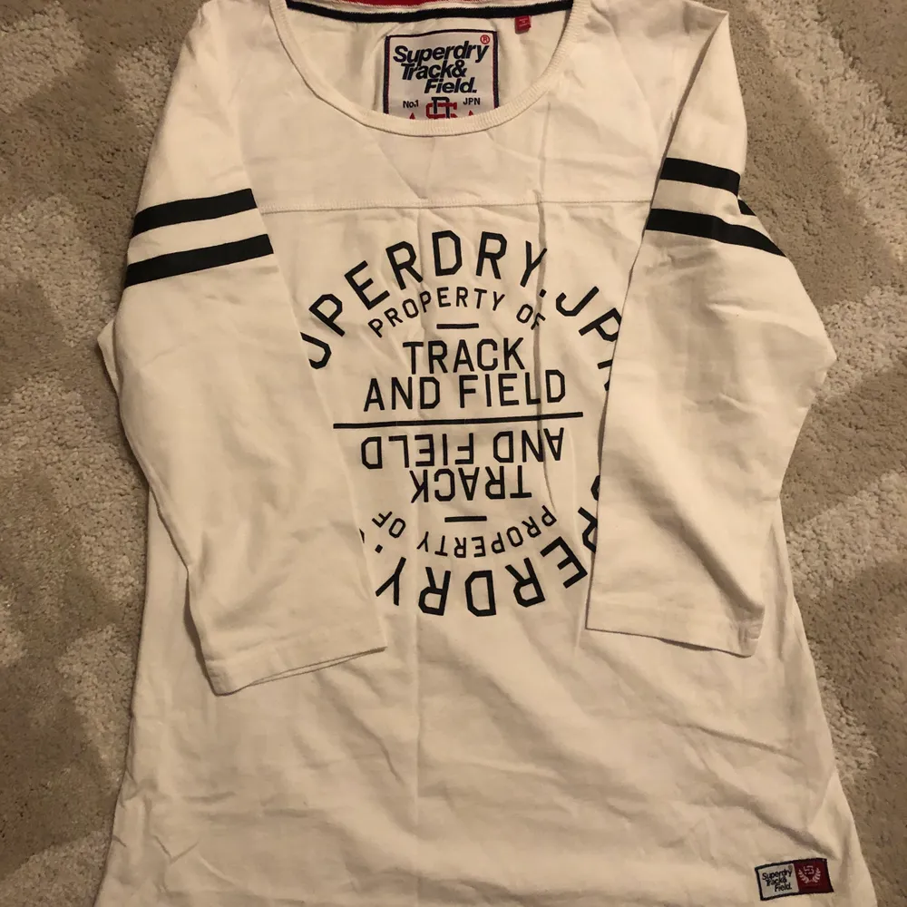 Completely new, never used t-shirt from Super dry. T-shirts.