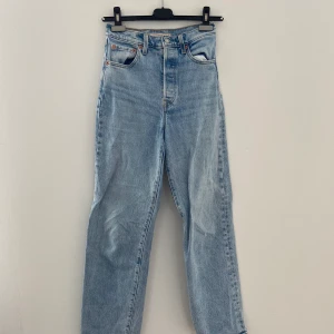 sjukt snygga levis jeans - är 168 och dom sitter perfekt på mig, säljer pga  att jag aldrig använder de. Knappt använda. 💕💕💕💕pris kan diskuteras!💕💕💕💕