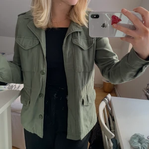 Levi’s army jacket - Säljer min fina jacka från Levi’s. Nypris 999kr