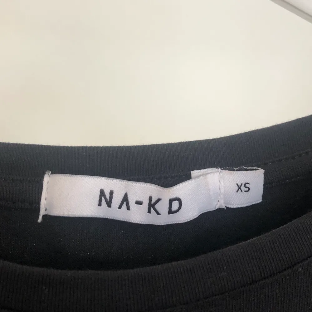 T-shirt från NA-KD, storlek xs men sitter lite oversized. Knappt använd. Frakt tillkommer🥰. T-shirts.