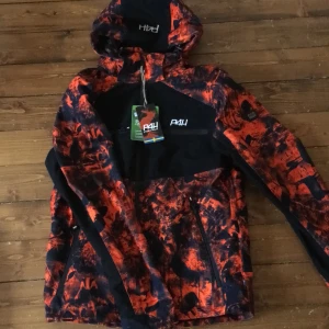 P4H prepare 4 hunt jacka storlek 46-48  - Prepare 4 hunt jacka i storlek 46-48. Helt ny med lapp kvar, säljes pga att den inte kommer till användning här hemma. Perfekt jakt/vildmark/friluftsjacka. Nypris på jackan är 1995kr 