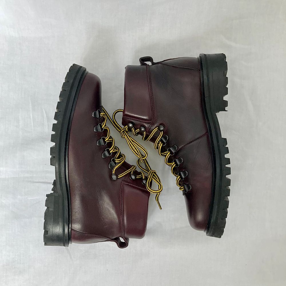 đ DARK RED / BURGUNDY / PURPLE WINTER ANKLE BOOTS WITH STURDY BLACK SOLE AND YELLOW / BLACK STRIPED LACES. FROM SCANDINAVIAN BRAND WHYRED (3RD PIC FOR CORRECT COLOR) âą SIZE - EU 37 (Also fit 37.5) / UK 4 / US 7 âą BRAND - Whyred âą MATERIAL - Leather y2k 90s 80s 70s 60s spring summer sunny autumn winter grey brown white black crop top tshirt strap shirt blouse jumper polo cape coat bolero orange yellow jacket sparkly glitter party evening eyelets green shiny grey silver gold velvet knit vest sweater v neck acne studios eytys shoea heels heal knee high rain skor regn stövlar hĂ€lar klackar röd rött svart gul. Skor.