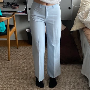 ljusblåa kostymbyxor  - jättefina ljusblåa kostymbyxor! köpta second hand men i skick som nya 🌟