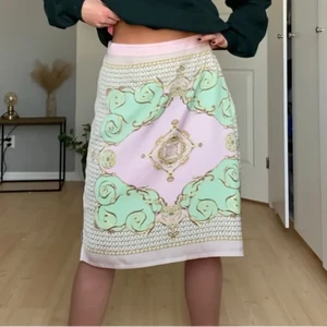 Kjol Betty Barclay - Säljer denna retro midskirt från ikoniska Betty Barclay. Det är storlek S men skulle säga den passar bättre en M. Man kan dock lätt sy in den. Dragkedja finns vid sidan och väldigt bra skick. Skriv privat för fler bilder.💗 Säljer för ett bra pris, köparen står för frakten 🤍🤍