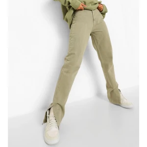 Raka jeans med slits - FRAKT INGÅR I PRISET. Supersnygga jeans med lite utvätvättad look. Stl 42, men skulle även passa 40. Jag är 178cm och dom slutar vid värkarna som på modellen. Jättehärligt, lite kraftigare, material! Aldrig använda. Säljer pga råkade köpa fel storlek. Nypris 500.