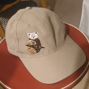 Keps med panda  - Gullig keps med röd panda/kattbjörn🐼