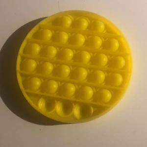 Rund gul pop it - Som ny. Köpt för ca två veckor sedan. Betalas med swish och jag skickar den till er adress