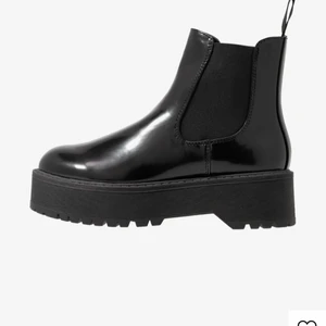 Ankelboots - Snygga ankelboots i läderimitation men en storlek för stora för mig. Använda 2-3ggr. 