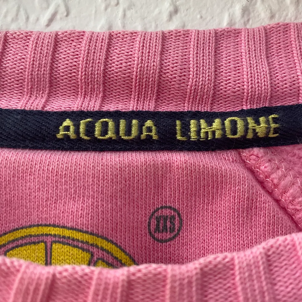 Rosa acqua limone tröja. Stor i storleken, jag har själv storlek S i tröjor men tröjan passar mig. Säljer nu för att den inte kommer till användning.. Tröjor & Koftor.