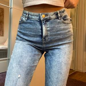 Riktigt fina Jeans me lite slitningar som knappt är använda och i mycket bra skick💕 frakt tillkommer