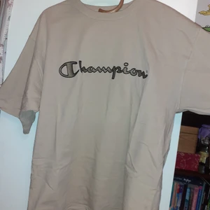 Champion tshirt - ---tröjan är såld kolla gärna in mina andra annonser----   Beige Champion tshirt, den är i nyskick. Mycket bekväm och skön tröja. Om du har några frågor eller funderingar är det bara att du hör av dig💞💞Passa på! (buda i kommentarerna om många intresserade)