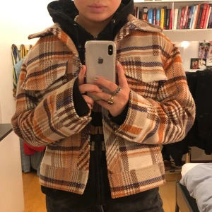 Rutig jacka - Min gamla favoritjacka från monki! Älskar färgerna och mönstret. 💘💘