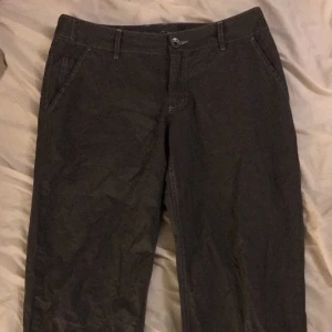 Säljer dessa snygga byxor från secondhand! - Säljer dessa snygga byxor! De är i storlek 42. 