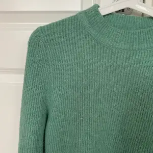 En grön stickad tröja köpt på Zaras barnavdelning. Inte för tjock inte för tunn. Är i storlek 13-14 år men passar både XS och S. En väldigt fin färg och är i gott skick. Otroligt mysig att ha under höst eller lite kallare vår och sommardagar.