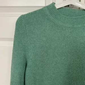 Grön stickad tröja - En grön stickad tröja köpt på Zaras barnavdelning. Inte för tjock inte för tunn. Är i storlek 13-14 år men passar både XS och S. En väldigt fin färg och är i gott skick. Otroligt mysig att ha under höst eller lite kallare vår och sommardagar.