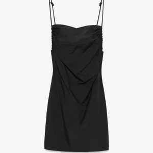 Klänning - Svart klänning, den kommer till låren men man kan justera banden. Köpt för 359, säljer för 99 kr. Skriv för mer info eller frågor💓