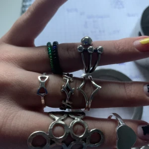 Olika ringar - Flera olika ringar messa för pris, mellan 35-15kr/st💓 sista bilden visar vilka som är sålda och vilka som finns kvar! OBS! Ringen som är längst ut på mitten fingret är två separata ringar!