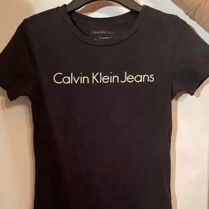 Säljer denna fina t shirt från Calvin Klein som är i ett skönt material och i bra skick. Frakt tillkommer