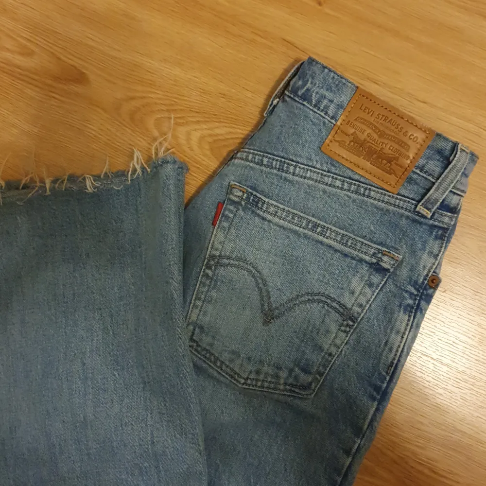 Supersnygga levis jeans i modellen ribcage crop flare! Högmidjade och ribbade längst ned, jag är 160cm. Skriv för fler bilder❤ köparen står för frakt. Jeans & Byxor.