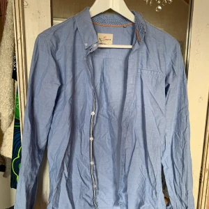 Ljusblå skjorta  - Strl 170. Köpt på barnavdelningen, kille. Kappahls märke tror jag