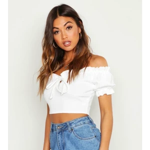 Helt ny Bandage Peasant Crop Top - Säljer denna supersöta crop top från Boohoo. Aldrig använd och prislappen sitter kvar. Säljer på grund av att den är för liten på mig. Budgivning vid flera köpare!🥰