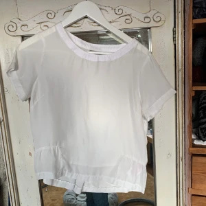 blus vit - Vit blus see trough vero moda strl S