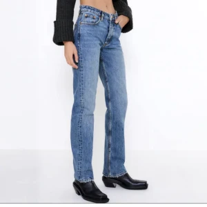 Zara jeans - Mid rise straight full lenght svarta byxor från Zara, nya i storlek 34. Säljer pga att de är för långa för mig. Köparen står för frakt. ✨högsta budet 270kr✨