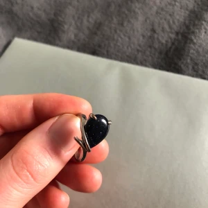 Aldrig använd ring med fin sten - Ny ring med fin sten   •Pris: 30 kr •Storlek: 18 mm  •Osäker på material  📬Kan skickas mot fraktkostnad(12 kr) 🚭Djurfritt och rökfritt hem
