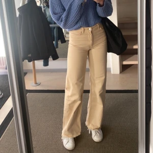 beiga jeans - beiga vida jeans från monki, modell ”yoko”, i storlek 25, fransad nederkant och jättefin passform✌🏼💓✨ jeansen är använda ett par gånger men är i väldigt fint skick!! köpta för 400kr och priset kan diskuteras🤩 PS. HÖGSTA BUDET ÄR 230kr