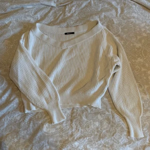 Stickad tröja  - Stickad tröja med ballong liknande armar och lite cropped💕