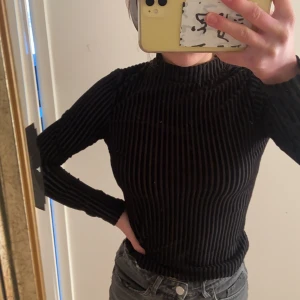 Cool halterneck tröja  - fint skick! Kolla bild tre för materialet. Köparen står för frakt. Jag är vanligtvis S som referens 