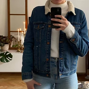 Fodrad jeansjacka - Fint skick, väldigt varm. Inköpt för något år sedan men kommer inte till användning längre. Kan skickas mot fraktkostnad💖