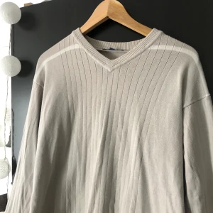 Fin ljusbeige tröja - Storlek M, bra skick. Ljus och fräsch färg. 