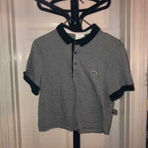 Lacoste piké  - Randig croppad Lacoste piké